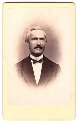 Fotografie H. Reuter, Braunschweig, Südliche Wilhelmstrasse 88, Porträt eines Mannes mit Schnurrbart