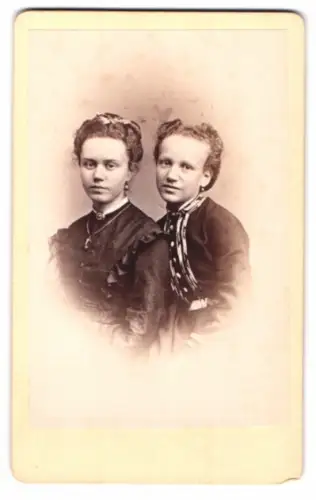 Fotografie H. Reuter, Braunschweig, Südliche Wilhelmstrasse 88, Porträt von zwei jungen Frauen