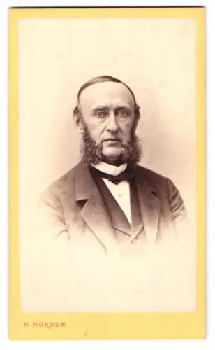 Fotografie H. Norden, Hamburg, Jungfernstieg 14, Portrait eines Herrn mit markanten Koteletten