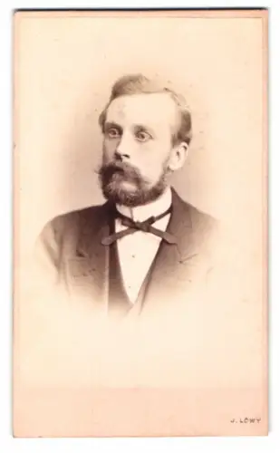 Fotografie J. Löwy, Wien, Weihburggasse, Porträt eines Herrn mit Bart