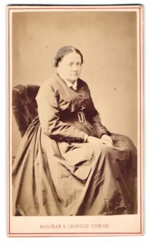 Fotografie Maujean & Léopold Dubois, Paris, Rue du Faubourg St Honoré 30, Sitzende Dame in elegantem Kleid