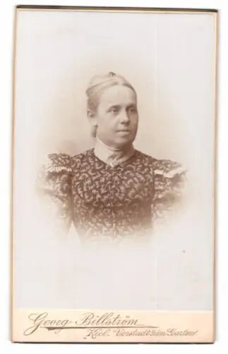 Fotografie Georg Billström, Kiel, Damenporträt mit elegantem Kleid