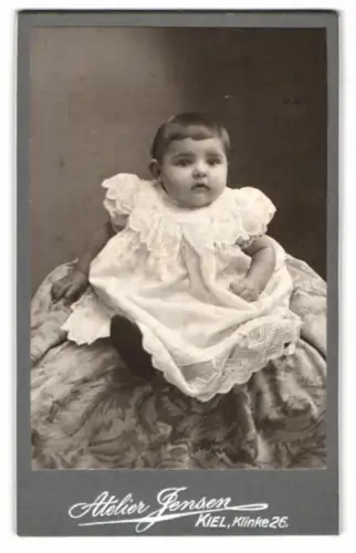 Fotografie Atelier Jensen, Kiel, Klinke 26, Kleinkind im feinen weissen Kleid