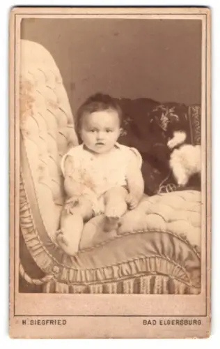 Fotografie H. Siegfried, Bad Elgersburg, Kind auf gepolstertem Stuhl