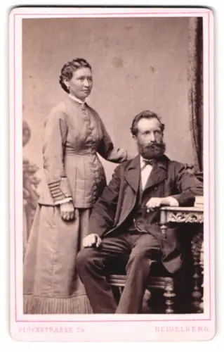 Fotografie Eduard Schultze, Heidelberg, Plöckstrasse 79, Elegantes Paar in feiner Garderobe