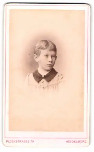 Fotografie Eduard Schultze, Heidelberg, Plöckstrasse 79, Junge mit ernstem Blick