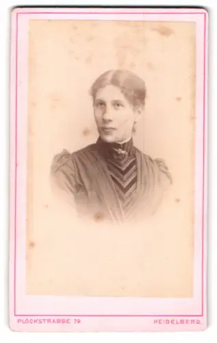 Fotografie Eduard Schultze, Heidelberg, Plöckstrasse 79, Porträt einer jungen Frau