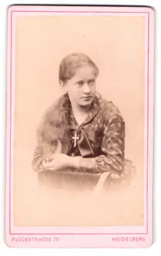 Fotografie Eduard Schultze, Heidelberg, Plöckstrasse 79, Junges Mädchen mit Kreuz