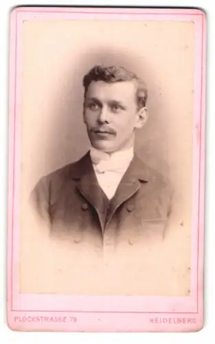 Fotografie Eduard Schultze, Heidelberg, Plöckstrasse 79, Porträt eines eleganten Herrn