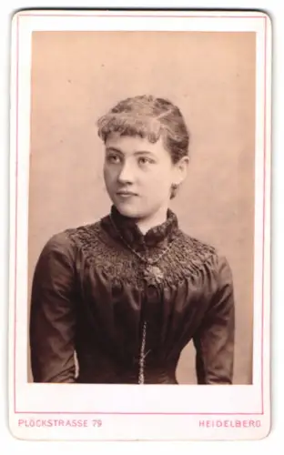 Fotografie Eduard Schultze, Heidelberg, Plöckstrasse 79, Porträt einer jungen Frau