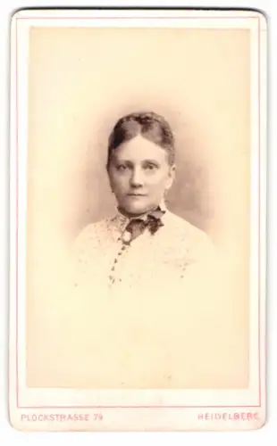 Fotografie Eduard Schultze, Heidelberg, Plöckstrasse 79, Porträt einer Frau in eleganter Kleidung