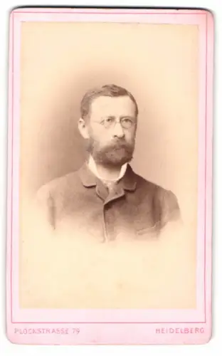 Fotografie Eduard Schultze, Heidelberg, Plöckstrasse 79, Porträt eines Herrn mit Brille