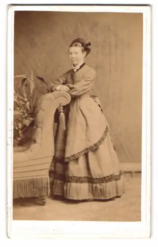 Fotografie William Jörgensen, Apenrade, Elegante Dame mit gepolstertem Sessel