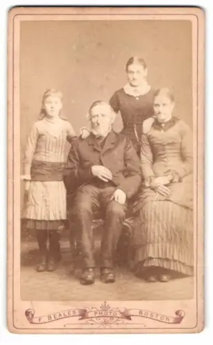 Fotografie F. Beales, Boston, High Street 31, Familienportrait mit vier Personen