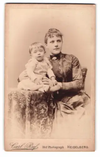 Fotografie Carl Ruf, Heidelberg, Hauptstrasse 146, Mutter mit Kind
