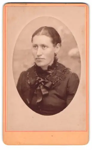 Fotografie Franz Richard, Heidelberg, Porträt einer Frau mit Spitzenkragen
