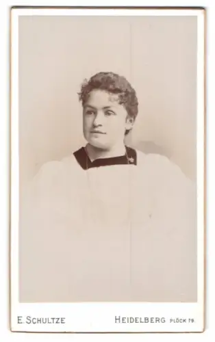 Fotografie E. Schultze, Heidelberg, Plöck 79, Porträt einer Frau