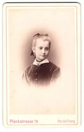 Fotografie Eduard Schultze, Heidelberg, Plöckstrasse 79, Porträt eines jungen Mädchens