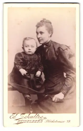 Fotografie Ed. Schultze, Heidelberg, Rückstrasse 19, Mutter mit Kind in schwarzer Kleidung