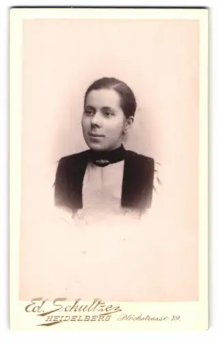 Fotografie Ed. Schultze, Heidelberg, Plöckstrasse 79, Porträt einer Frau