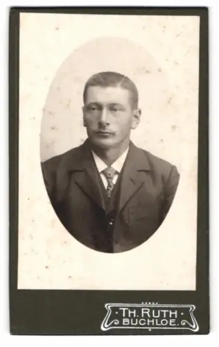 Fotografie Th. Ruth, Buchloe, Portrait eines Mannes