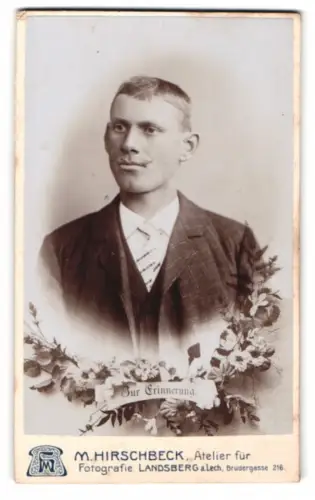 Fotografie M. Hirschbeck, Landsberg am Lech, Bruderstrasse 216, Porträt eines Mannes mit Blumenkranz