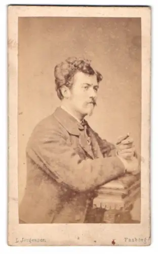 Fotografie L. Jørgensen, Faaborg, Grønnegade 163, Porträt eines Mannes mit Zigarre
