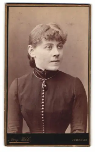 Fotografie Ang. Wilcke, Innsbruck, Frau in elegantem Kleid