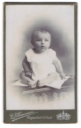 Fotografie V. Lobenwein, Klagenfurt, Völkermarkterstr. 1, Kleinkind im weissen Kleid