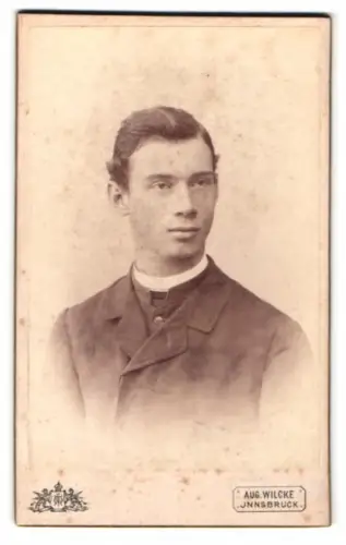 Fotografie Aug. Wilcke, Innsbruck, Rudolfstrasse 3, Porträt eines jungen Mannes