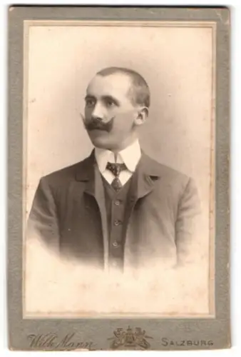 Fotografie Wilhelm Mann, Salzburg, Hotel Bristol, Porträt eines eleganten Herrn