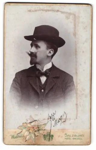 Fotografie Wilhelm Mann, Salzburg, Markartplatz, Porträt eines Herrn mit Hut