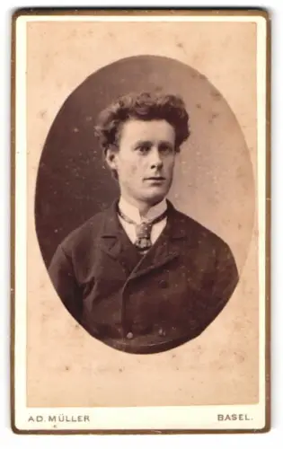 Fotografie Ad. Müller, Basel, St. Clarastrasse 5, Porträt eines jungen Mannes