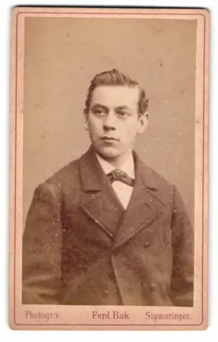 Fotografie Ferd. Bak, Sigmaringen, Eleganter junger Mann im Anzug