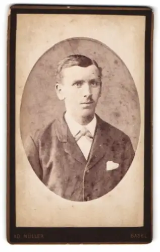 Fotografie Ad. Müller, Basel, St. Clarastrasse 5, Porträt eines jungen Mannes