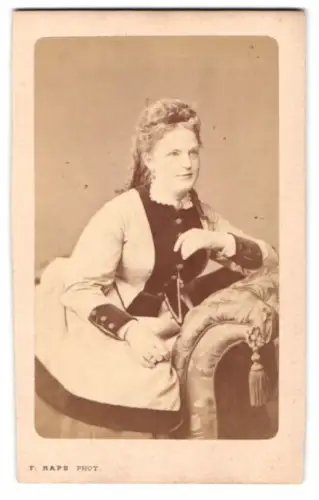 Fotografie F. Raps, Coeln, Comödienstrasse 16, Dame in elegantem Kleid