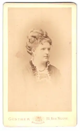 Fotografie Günther, Brüssel, Rue Neuve 23, Porträt einer eleganten Dame