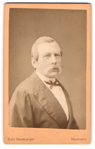 Fotografie Fritz Borntraeger, Wiesbaden, Wilhelmsallee, Porträt eines Herrn
