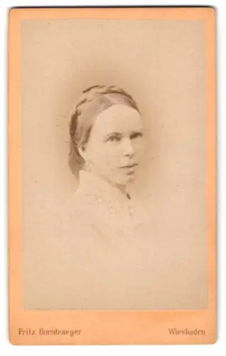 Fotografie Fritz Borntraeger, Wiesbaden, Wilhelmsallee, Frauenportrait in feiner Kleidung