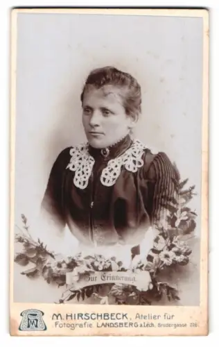 Fotografie M. Hirschbeck, Landsberg am Lech, Brudergasse 216, Frau mit Spitzenkragen