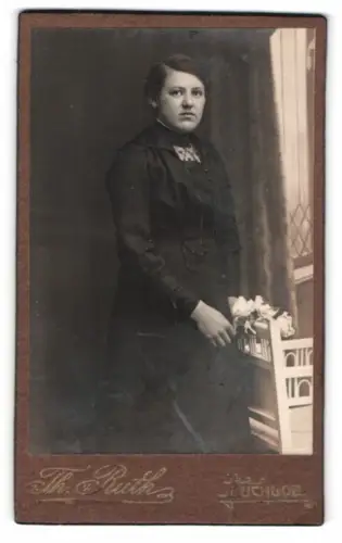 Fotografie Th. Riehth, Buchloe, Frau mit weissem Blumenstrauss