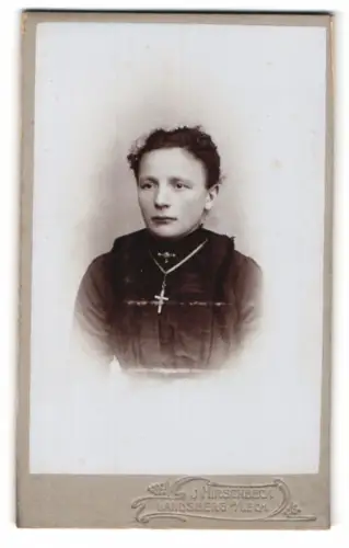 Fotografie J. Hirschbeck, Landsberg am Lech, Brudergasse 216, Porträt einer Frau mit Kreuzanhänger