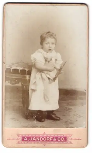 Fotografie A. Jandorf & Co., Berlin, Belle-Alliance-Str. 1&2, Kind vor einem Hocker