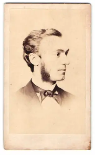 Fotografie Warren, Boston, Tremont Street 145, Porträt eines jungen Mannes im Profil