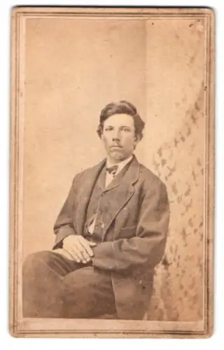 Fotografie S. Merrill, Lexington /Illinois, Eleganter Herr in Anzug