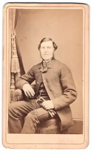 Fotografie I.G. Owen, Scranton, Lackawanna Avenue 224, Porträt eines sitzenden Mannes