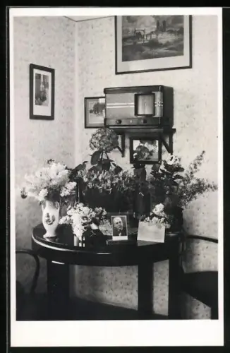 AK Radio über reich mit Blumen geschmücktem Tisch