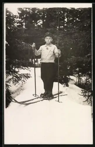 Foto-AK Junge posiert auf seinen Skiern
