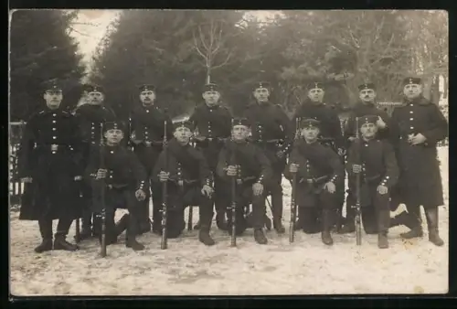 Foto-AK Infanterie-Soldatengruppe mit Gewehren im Freien, Winter