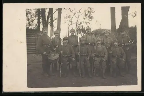 Foto-AK Infanterie-Soldatengruppe mit Bajonetten und Trommler im Freien